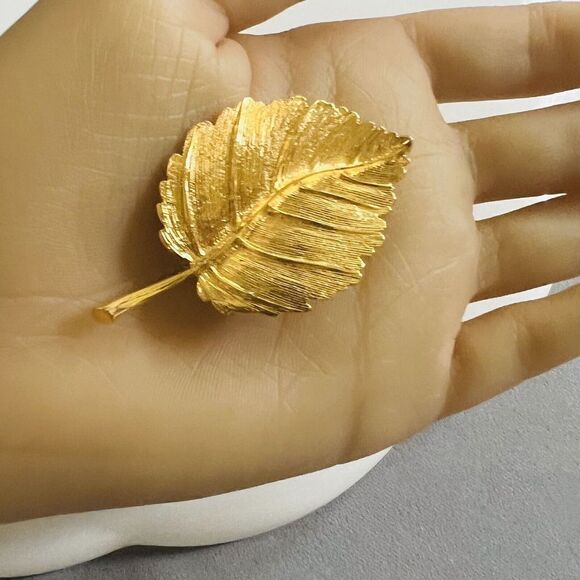 Vintage signed AK Anne Klein Brooch Leaf Brushed Gold Tone 1521 - Picture 2 of 8